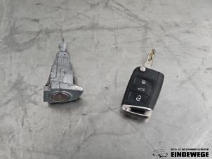 Begagnade Cylinderlåsuppsättning (komplett) Volkswagen Golf VII (AUA) 1.4 TSI 16V Pris € 52,50 Marginaltabell erbjuds av Auto- en demontagebedrijf Eindewege