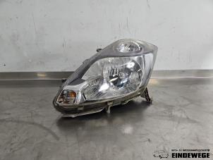 Gebruikte Koplamp links Daihatsu Sirion 2 (M3) 1.0 12V DVVT Prijs € 52,50 Margeregeling aangeboden door Auto- en demontagebedrijf Eindewege