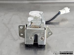 Begagnade Låsmekanism, baklucka Daihatsu Sirion 2 (M3) 1.0 12V DVVT Pris € 25,00 Marginaltabell erbjuds av Auto- en demontagebedrijf Eindewege