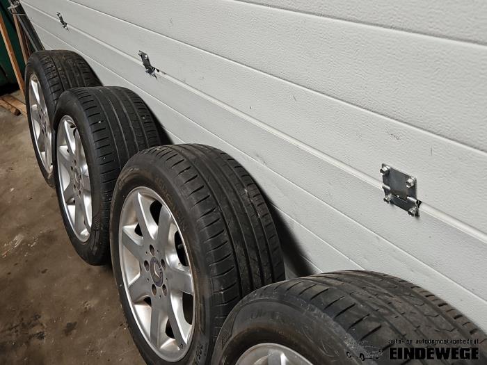 Velgen set + banden van een Mercedes-Benz SLK (R170) 2.0 200 16V 1999