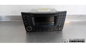 Gebruikte Radio CD Speler Mercedes E (W211) 2.6 E-240 V6 18V Prijs € 78,50 Margeregeling aangeboden door Auto- en demontagebedrijf Eindewege