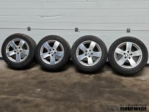 Gebruikte Velgen set + banden Mercedes E (W211) 2.6 E-240 V6 18V Prijs € 262,50 Margeregeling aangeboden door Auto- en demontagebedrijf Eindewege