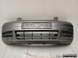 Begagnade Främre stötfångare Volkswagen Touran (1T1/T2) 1.6 FSI 16V Pris € 105,00 Marginaltabell erbjuds av Auto- en demontagebedrijf Eindewege