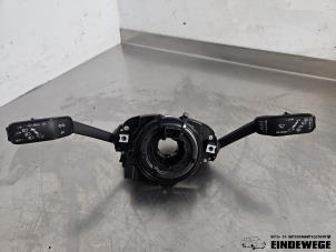 Begagnade Spak, rattstång Skoda Fabia III Combi (NJ5) 1.2 TSI 16V Greentech Pris € 40,00 Marginaltabell erbjuds av Auto- en demontagebedrijf Eindewege