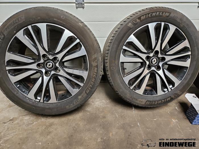 Velgen set + banden van een Renault Captur II (RJB) 1.6 E-Tech 160 2021