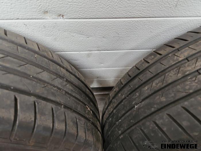 Velgen set + banden van een Renault Captur II (RJB) 1.6 E-Tech 160 2021