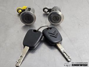 Begagnade Cylinderlåsuppsättning (komplett) Citroen C1 1.0 12V Pris € 105,00 Marginaltabell erbjuds av Auto- en demontagebedrijf Eindewege