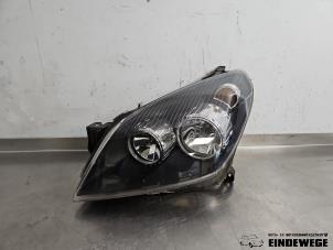 Gebruikte Koplamp links Opel Astra H GTC (L08) 1.8 16V Prijs € 78,50 Margeregeling aangeboden door Auto- en demontagebedrijf Eindewege