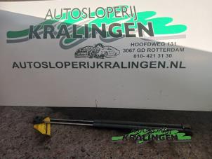 Gebruikte Gasdemperset Kofferdeksel Renault Scénic I (JA) 1.4 16V Prijs € 19,99 Margeregeling aangeboden door Autosloperij Kralingen B.V.