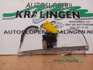 Używane Mechanizm szyby lewej przedniej wersja 4-drzwiowa Mazda 5 (CR19) 2.0 CiDT 16V Normal Power Cena € 24,99 Procedura marży oferowane przez Autosloperij Kralingen B.V.