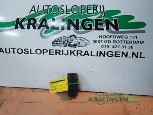 Gebruikte Elektrisch Raam Schakelaar Nissan Micra (K12) 1.5 dCi 82 Prijs € 9,99 Margeregeling aangeboden door Autosloperij Kralingen B.V.