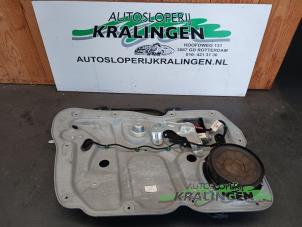 Używane Mechanizm szyby lewej przedniej wersja 4-drzwiowa Volkswagen Touran (1T1/T2) 1.9 TDI 105 Euro 3 Cena € 24,99 Procedura marży oferowane przez Autosloperij Kralingen B.V.