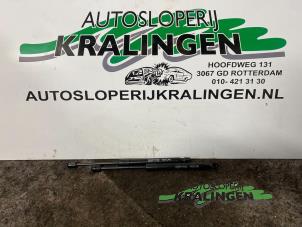 Begagnade Set med gasfjädrar för bagage Mercedes SLK (R170) 2.3 230 K 16V Pris € 29,99 Marginaltabell erbjuds av Autosloperij Kralingen B.V.