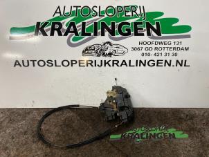 Begagnade Dörrlåsmekanism, 2-dörrars, höger Volkswagen Lupo (6X1) 1.4 16V 75 Pris € 25,00 Marginaltabell erbjuds av Autosloperij Kralingen B.V.