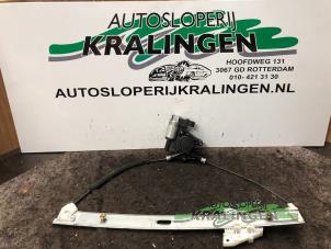 Używane Mechanizm szyby lewej przedniej wersja 4-drzwiowa Mazda 5 (CR19) 1.8i 16V Cena € 24,99 Procedura marży oferowane przez Autosloperij Kralingen B.V.