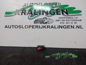 Begagnade Nödbelysningsbrytare Renault Twingo II (CN) 1.5 dCi 90 FAP Pris € 25,00 Marginaltabell erbjuds av Autosloperij Kralingen B.V.