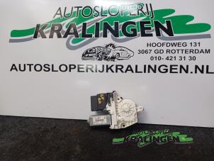 Gebruikte Raammotor Portier Volkswagen Golf V (1K1) 1.4 FSI 16V Prijs € 50,00 Margeregeling aangeboden door Autosloperij Kralingen B.V.