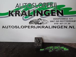 Gebruikte Schakelaar Licht Opel Astra G (F08/48) 1.6 16V Prijs € 9,99 Margeregeling aangeboden door Autosloperij Kralingen B.V.