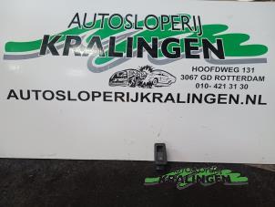 Gebruikte Elektrisch Raam Schakelaar Opel Omega B Caravan (21/22/23) 2.5 DTI 24V Prijs € 9,99 Margeregeling aangeboden door Autosloperij Kralingen B.V.