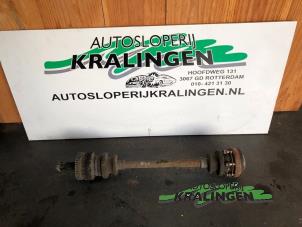 Gebruikte Aandrijfas rechts-achter Mercedes CLK (C208) 2.0 200 16V Prijs € 49,99 Margeregeling aangeboden door Autosloperij Kralingen B.V.