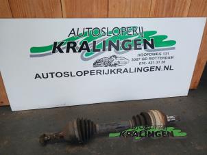 Begagnade Drivaxel, vänster fram Opel Astra H SW (L35) 1.7 CDTi 16V Pris € 24,99 Marginaltabell erbjuds av Autosloperij Kralingen B.V.