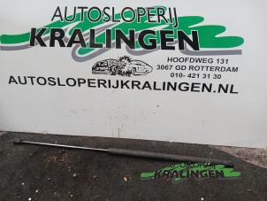Gebruikte Gasdemper Motorkap rechts Mercedes E (W211) 3.0 E-280 CDI 24V Prijs € 9,99 Margeregeling aangeboden door Autosloperij Kralingen B.V.