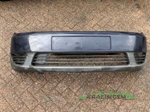 Używane Zderzak przedni Ford Fiesta 5 (JD/JH) 1.3 Cena € 99,99 Procedura marży oferowane przez Autosloperij Kralingen B.V.