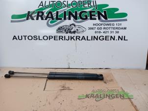 Begagnade Set med gasfjädrar, baklucka Mercedes B (W245) 1.5 B-160 16V Pris € 25,00 Marginaltabell erbjuds av Autosloperij Kralingen B.V.