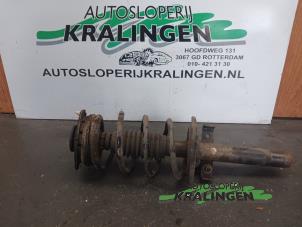 Gebruikte Schokdemper rechts-voor Renault Scénic II (JM) 1.6 16V Prijs € 35,00 Margeregeling aangeboden door Autosloperij Kralingen B.V.