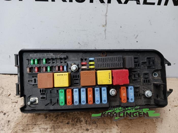 Skrzynka bezpieczników z Opel Signum (F48) 2.2 direct 16V 2006