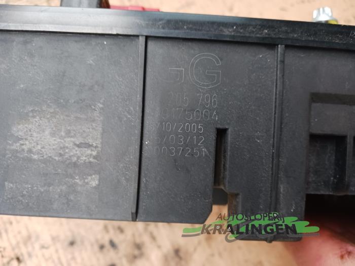 Skrzynka bezpieczników z Opel Signum (F48) 2.2 direct 16V 2006