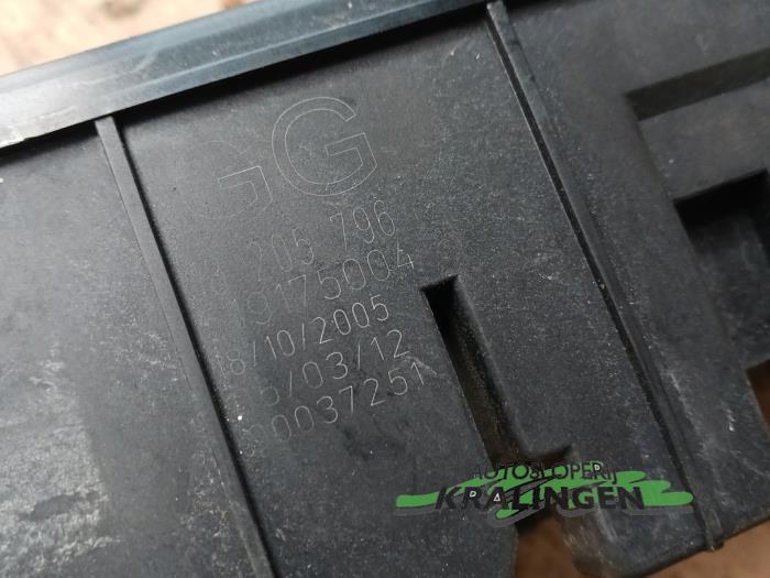 Skrzynka bezpieczników z Opel Signum (F48) 2.2 direct 16V 2006