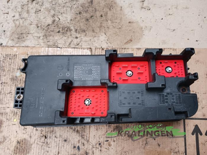 Skrzynka bezpieczników z Opel Signum (F48) 2.2 direct 16V 2006