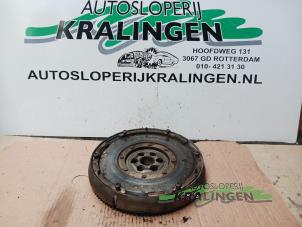 Gebruikte Dubbele massa vliegwiel Mazda 3 Sport (BK) 1.6 CiTD 16V Prijs € 150,00 Margeregeling aangeboden door Autosloperij Kralingen B.V.