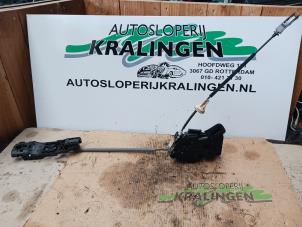 Begagnade Dörrlåsmekanism, 4-dörrars, höger fram Volkswagen Golf VI (5K1) 1.2 TSI BlueMotion Pris € 50,00 Marginaltabell erbjuds av Autosloperij Kralingen B.V.