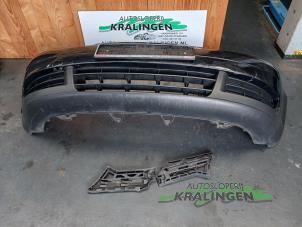Begagnade Främre stötfångare Volkswagen Touran (1T1/T2) 1.6 Pris € 99,99 Marginaltabell erbjuds av Autosloperij Kralingen B.V.