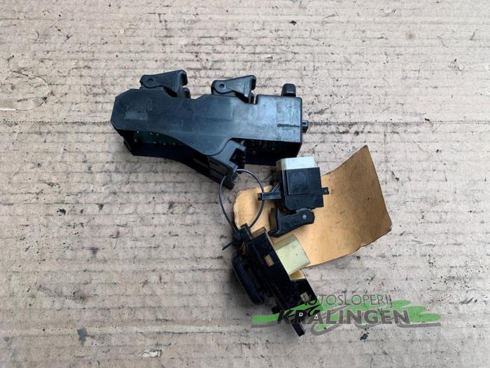 Brytare, eldrivna fönster från en Mazda 323 (BA12) 1.5i 16V 1996