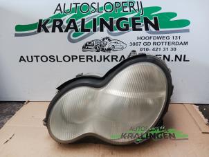 Begagnade Strålkastare, vänster Mercedes C Combi (S203) 1.8 C-200K 16V Pris € 24,99 Marginaltabell erbjuds av Autosloperij Kralingen B.V.
