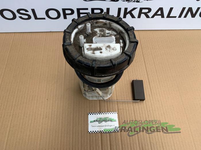 Benzinepomp van een Skoda Fabia II (5J) 1.4i 16V 2009