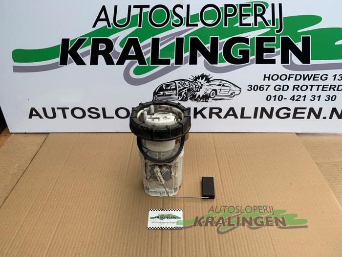 Benzinepomp van een Skoda Fabia II (5J) 1.4i 16V 2009