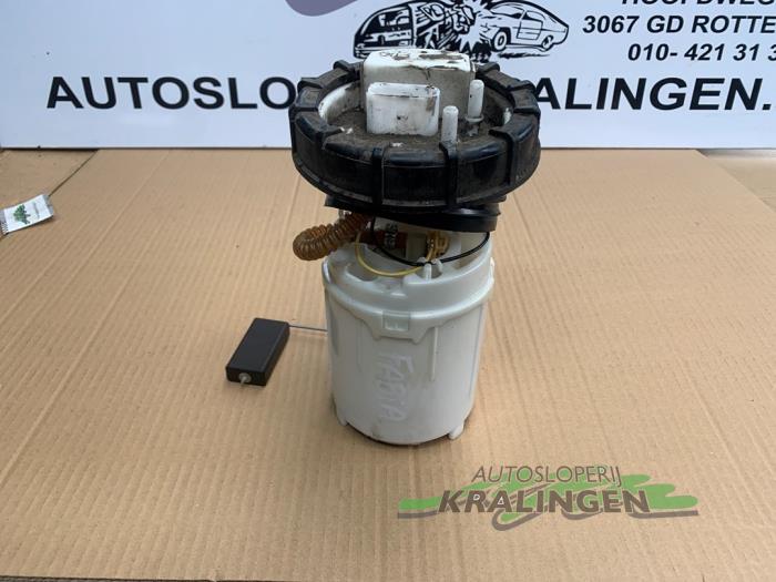 Benzinepomp van een Skoda Fabia II (5J) 1.4i 16V 2009