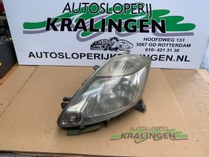 Gebruikte Koplamp links Daihatsu Sirion 2 (M3) 1.0 12V DVVT Prijs € 34,99 Margeregeling aangeboden door Autosloperij Kralingen B.V.