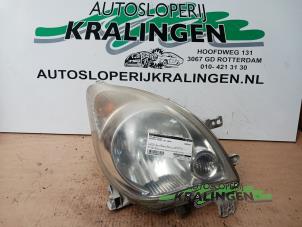 Gebruikte Koplamp rechts Daihatsu Cuore (L251/271/276) 1.0 12V DVVT Prijs € 50,00 Margeregeling aangeboden door Autosloperij Kralingen B.V.