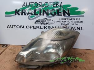 Gebruikte Koplamp links Daihatsu Sirion 2 (M3) 1.0 12V DVVT Prijs € 34,99 Margeregeling aangeboden door Autosloperij Kralingen B.V.