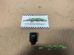 Gebruikte Raam schakelaar elektrisch Alfa Romeo GT (937) 1.9 JTD 16V Multijet Prijs € 25,00 Margeregeling aangeboden door Autosloperij Kralingen B.V.