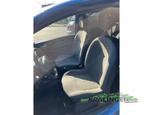 Gebruikte Stoel links Renault Twingo II (CN) 1.5 dCi 90 FAP Prijs € 99,99 Margeregeling aangeboden door Autosloperij Kralingen B.V.
