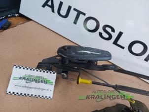 Begagnade Låsmekanism, skjutdörr, höger Opel Vivaro 1.9 DI Pris € 24,99 Marginaltabell erbjuds av Autosloperij Kralingen B.V.