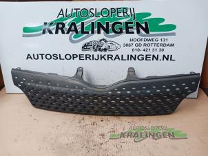 Używane Grill Toyota Yaris Verso (P2) 1.5 16V Cena € 29,99 Procedura marży oferowane przez Autosloperij Kralingen B.V.