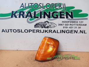 Gebruikte Richtingaanwijzer links Mercedes 190 (W201) 2.0 E Prijs € 19,99 Margeregeling aangeboden door Autosloperij Kralingen B.V.