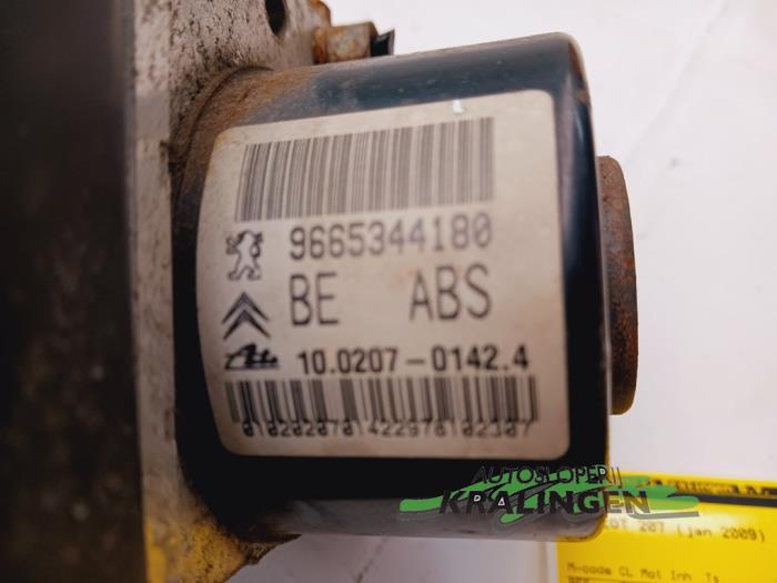 ABS-pump från en Peugeot 207/207+ (WA/WC/WM) 1.4 16V VTi 2009